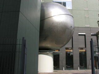 上毛新聞社ビルの球体（横）