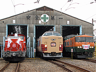 DD51形ディーゼル機関車895号機、183系電車、185系電車