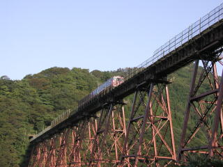 餘部鉄橋を渡る列車
