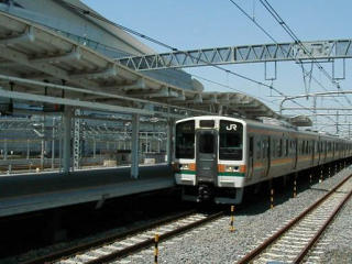 さいたま新都心駅に進入する211系電車