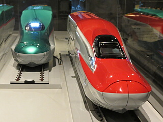 E5系電車とE6系電車の模型