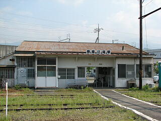 ホーム側から見た岳南江尾駅の駅舎
