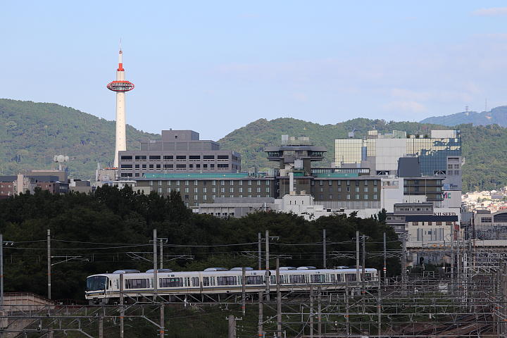 京都タワーなどと221系電車