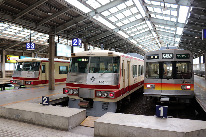 電鉄富山駅に並ぶ列車