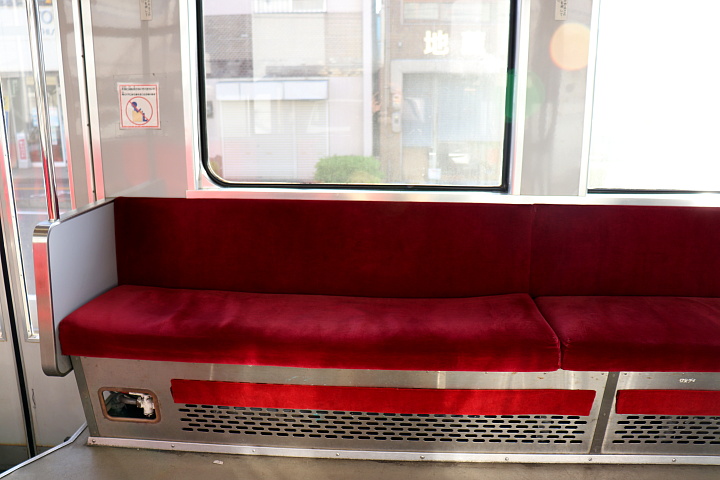 富山地方鉄道8000形電車の座席