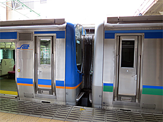 SAT721系電車とE721系500番台電車