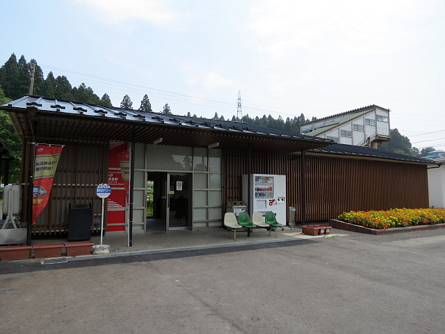 本吉駅の駅舎
