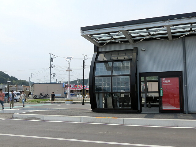 志津川駅と南三陸さんさん商店街