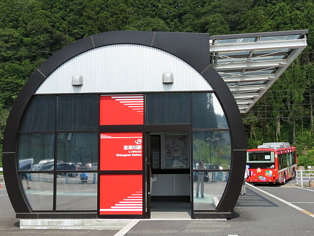 志津川駅とバス