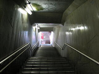 出口への階段