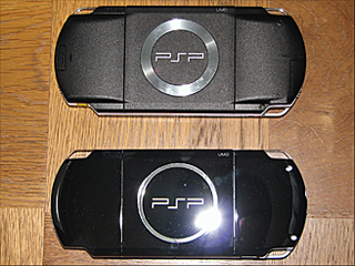 PSP-1000とPSP-3000に比較（裏側）