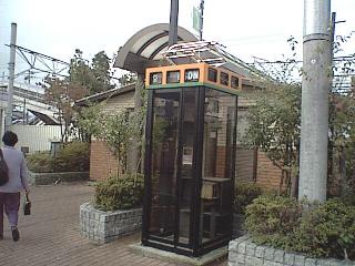 新津駅付近の電話ボックス