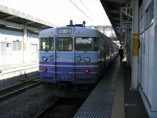 新前橋駅に停車中の新潟色115系電車