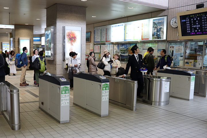 電鉄富山駅の改札口
