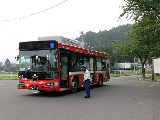 柳津駅に到着したバス