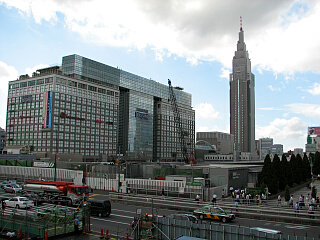 新宿駅南口からサザンテラス口方向