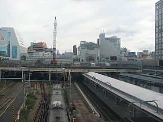 新宿駅南側跨線橋からサザンテラス口方向